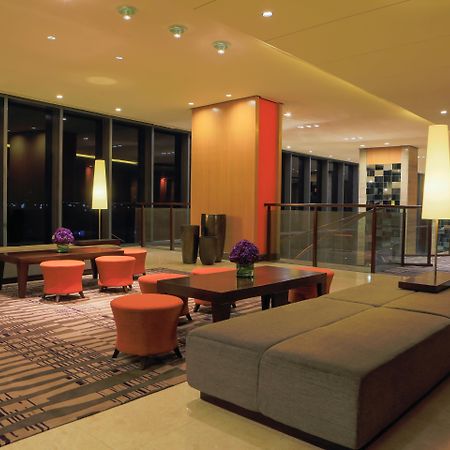 Holiday Inn & Suites Makati By Ihg Makati City Buitenkant foto Lobby