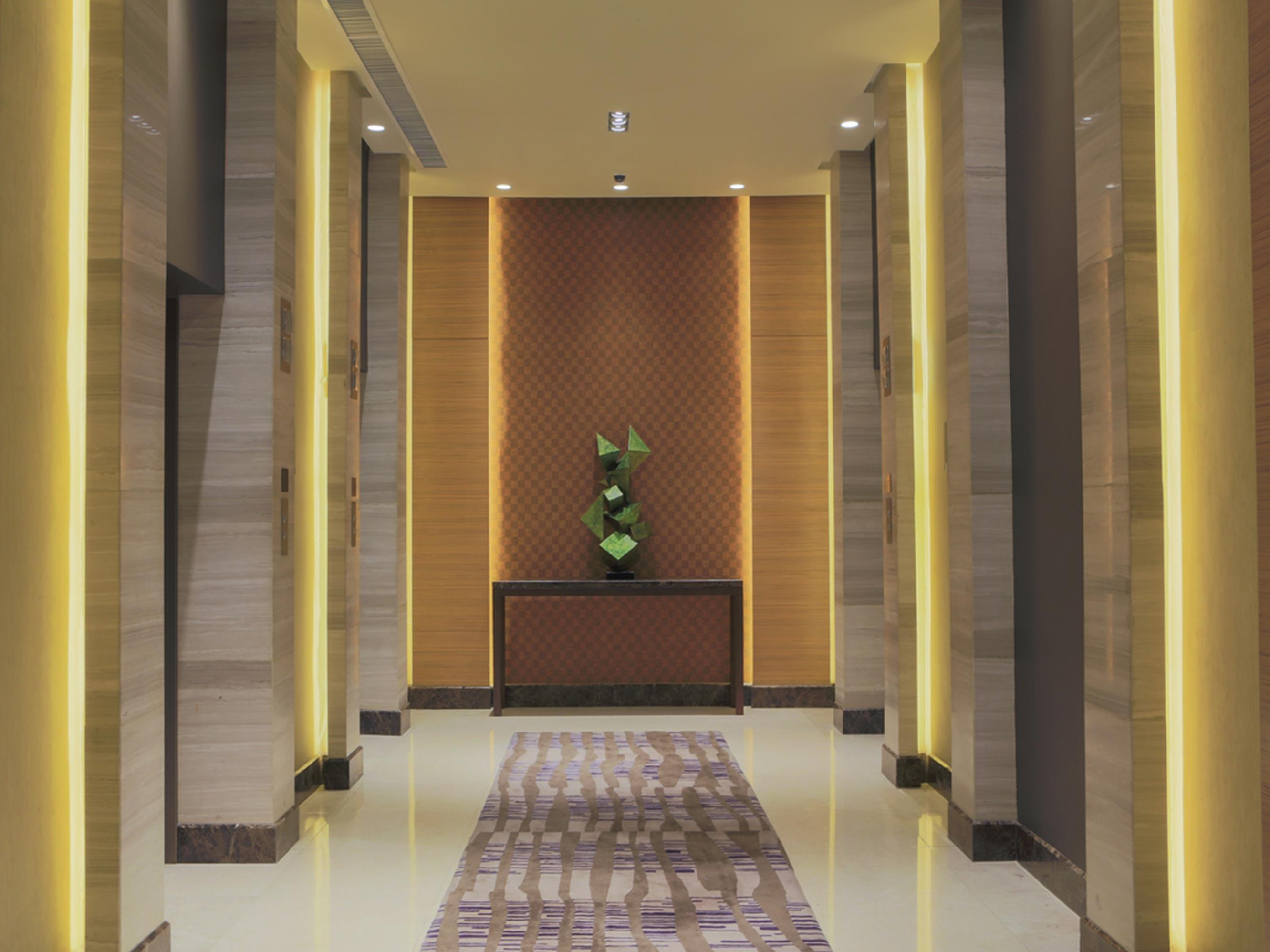 Holiday Inn & Suites Makati By Ihg Makati City Buitenkant foto The interior of the hotel