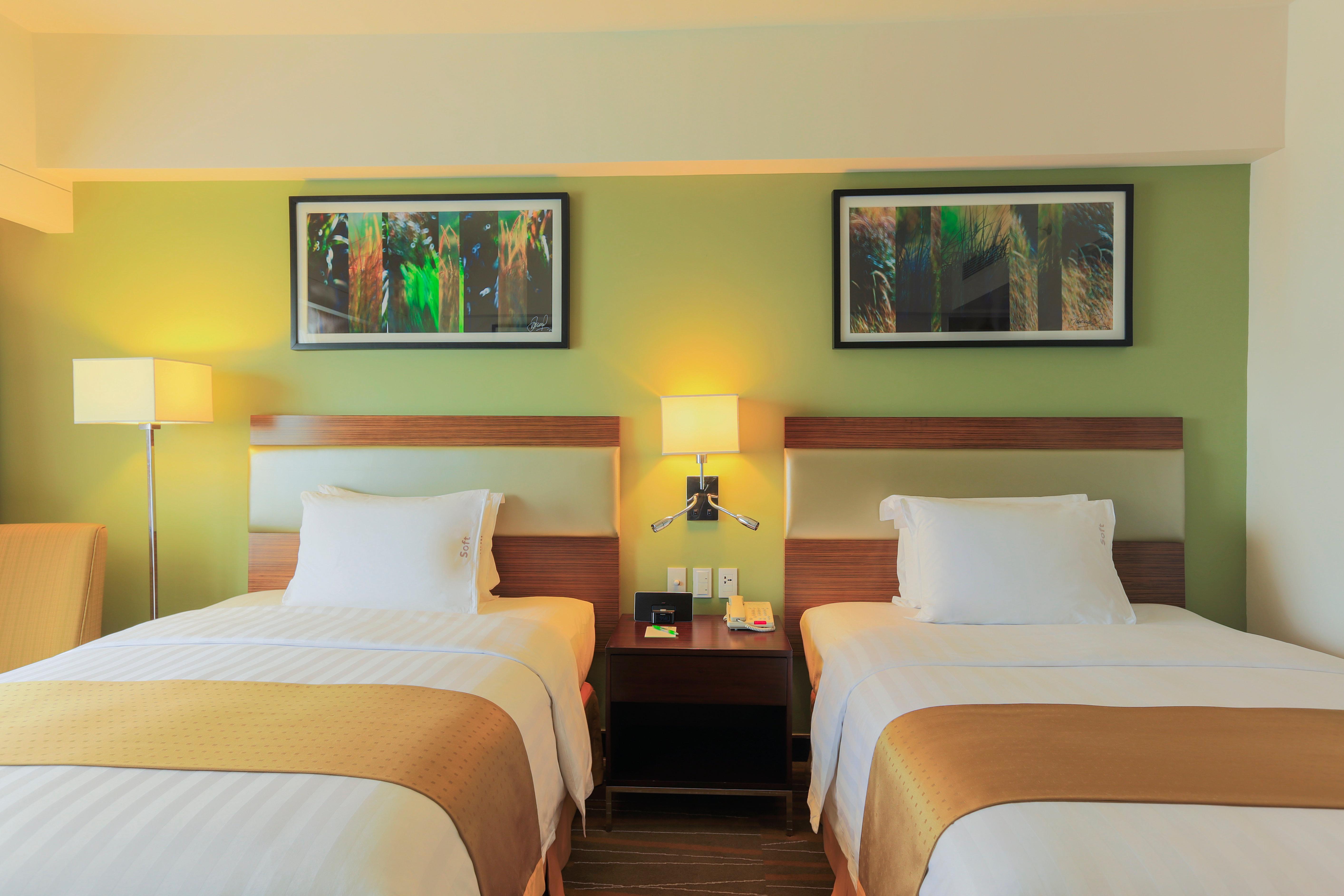 Holiday Inn & Suites Makati By Ihg Makati City Buitenkant foto A typical room at the hotel