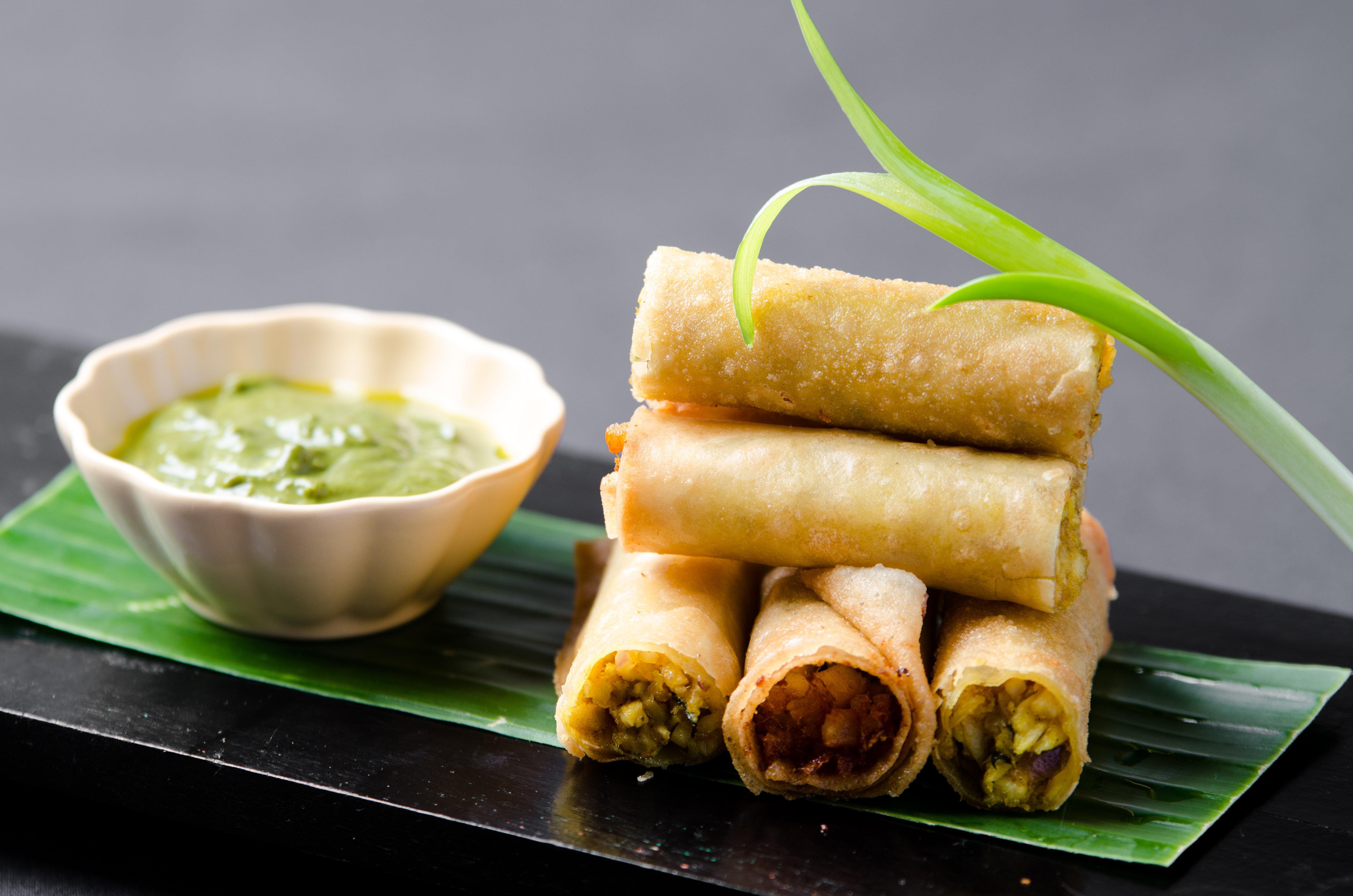 Holiday Inn & Suites Makati By Ihg Makati City Buitenkant foto Fried vegetable spring rolls