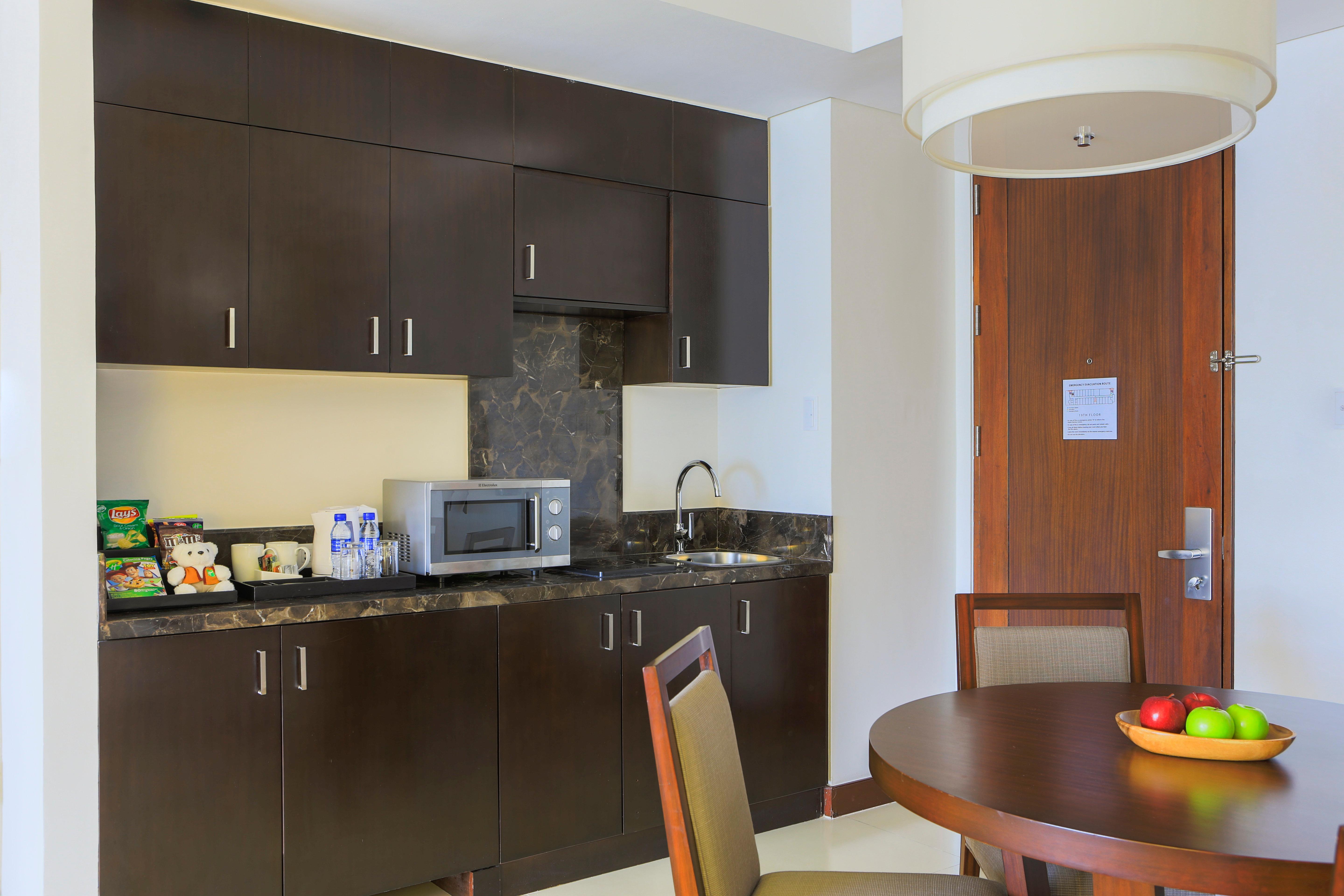 Holiday Inn & Suites Makati By Ihg Makati City Buitenkant foto Kitchenette