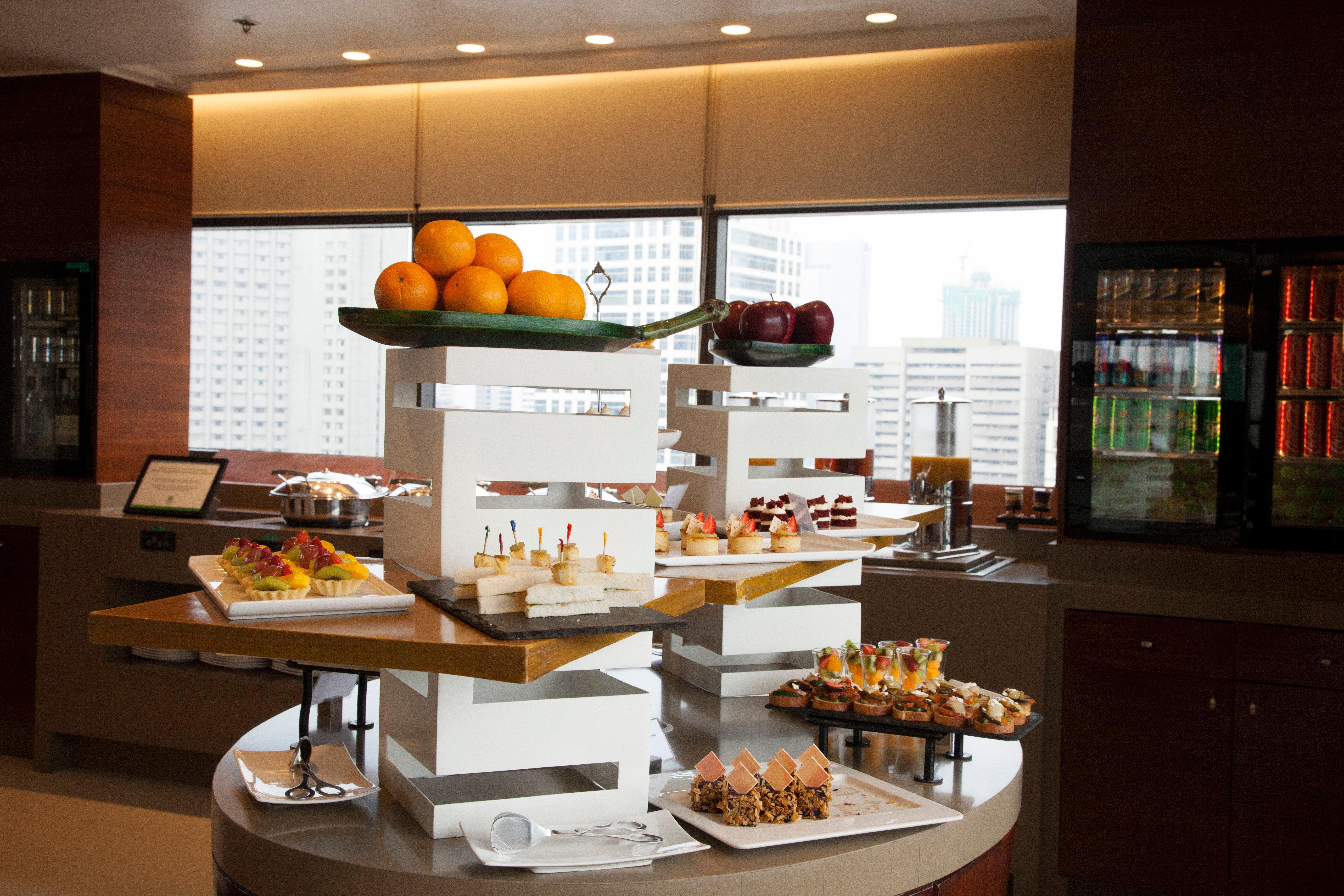 Holiday Inn & Suites Makati By Ihg Makati City Buitenkant foto A buffet at a hotel