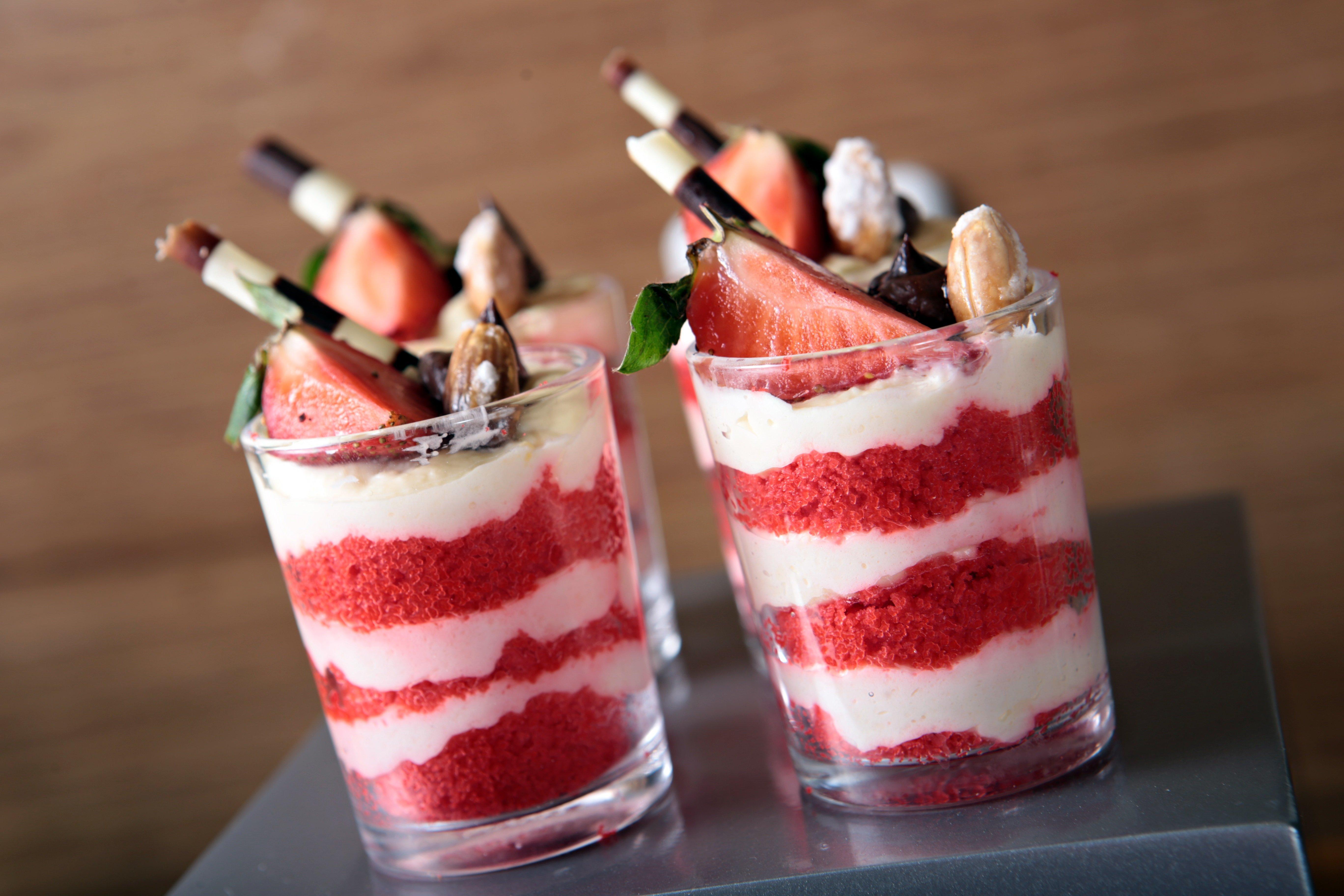 Holiday Inn & Suites Makati By Ihg Makati City Buitenkant foto A strawberry parfait
