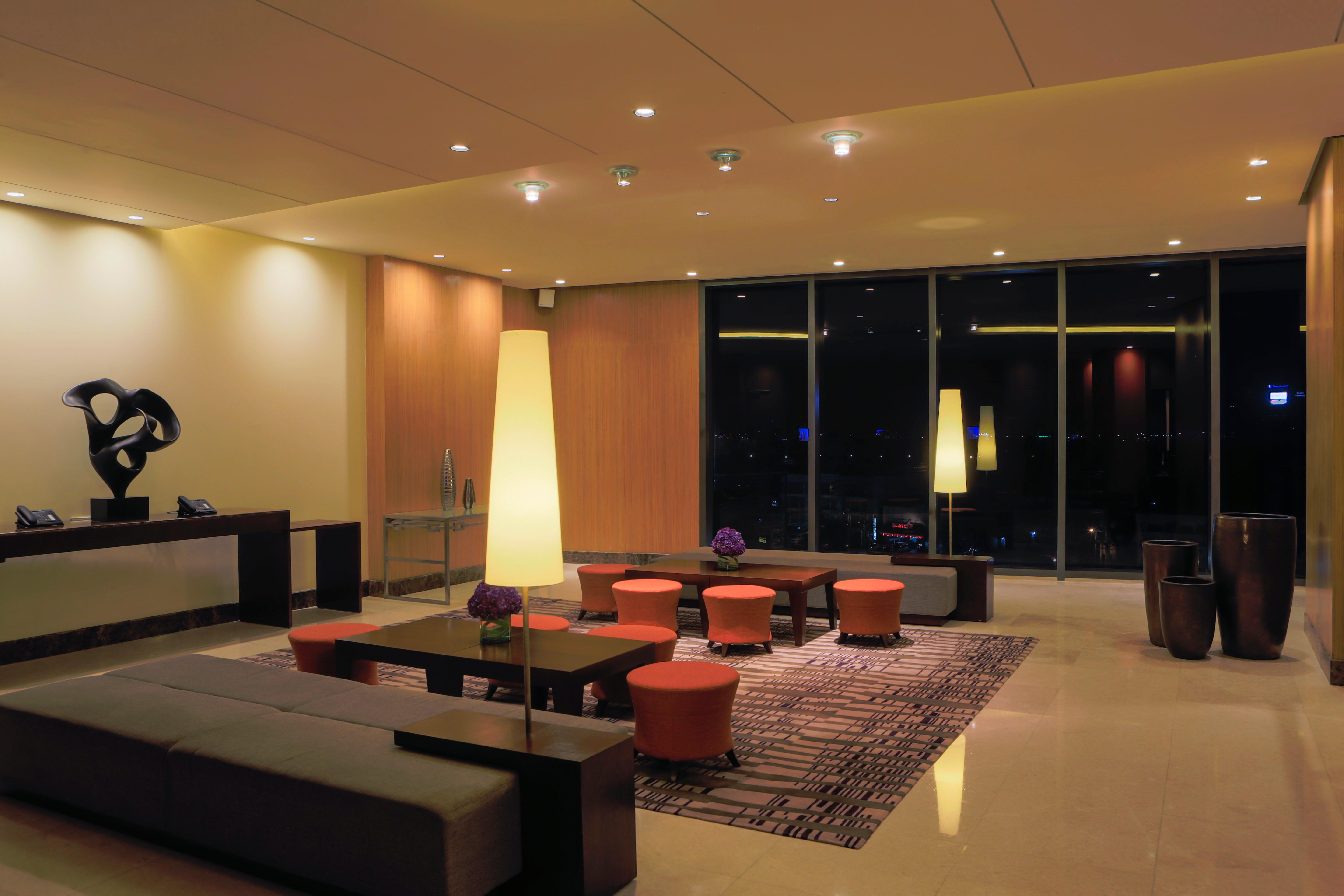 Holiday Inn & Suites Makati By Ihg Makati City Buitenkant foto The lounge at the airport