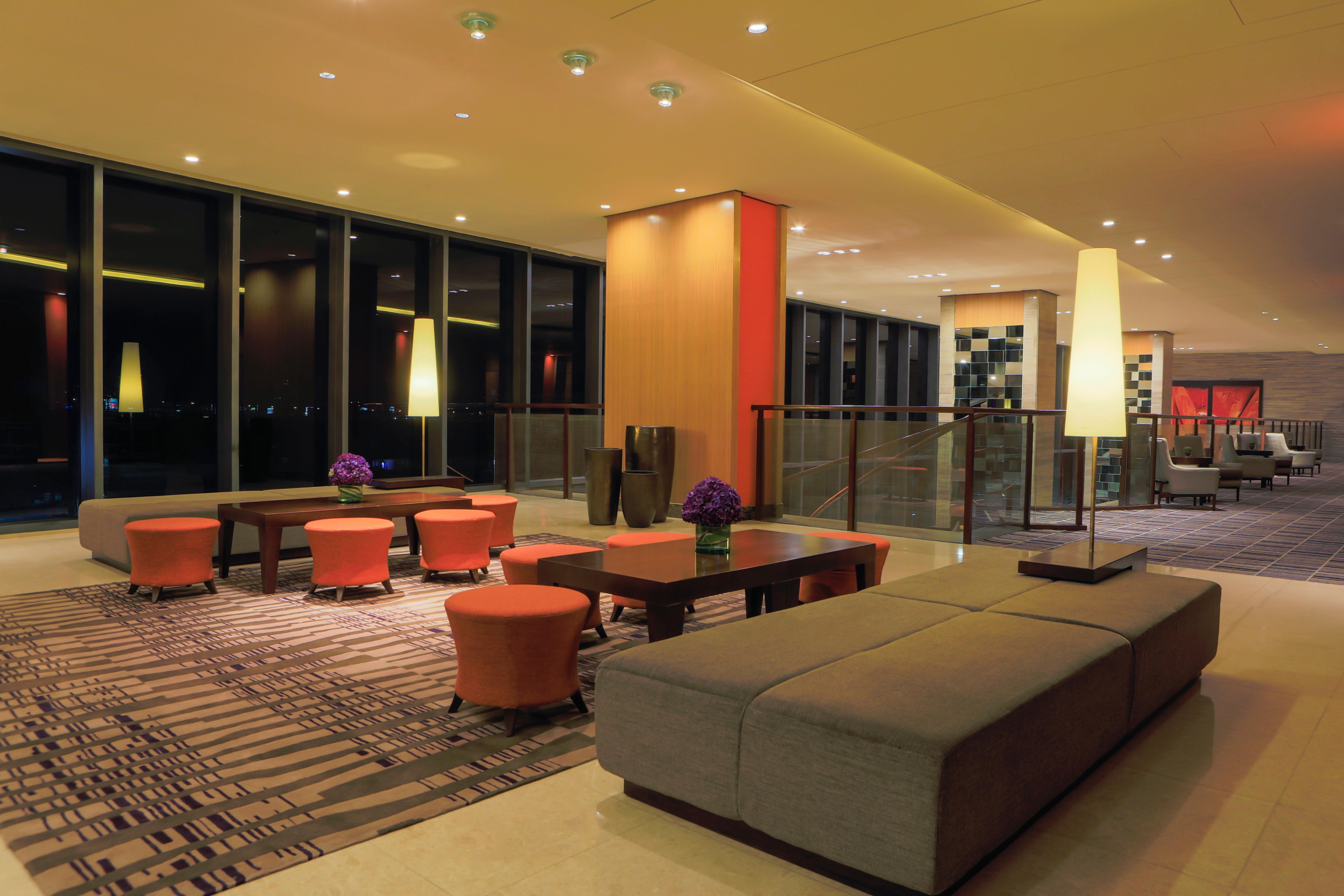 Holiday Inn & Suites Makati By Ihg Makati City Buitenkant foto Lobby