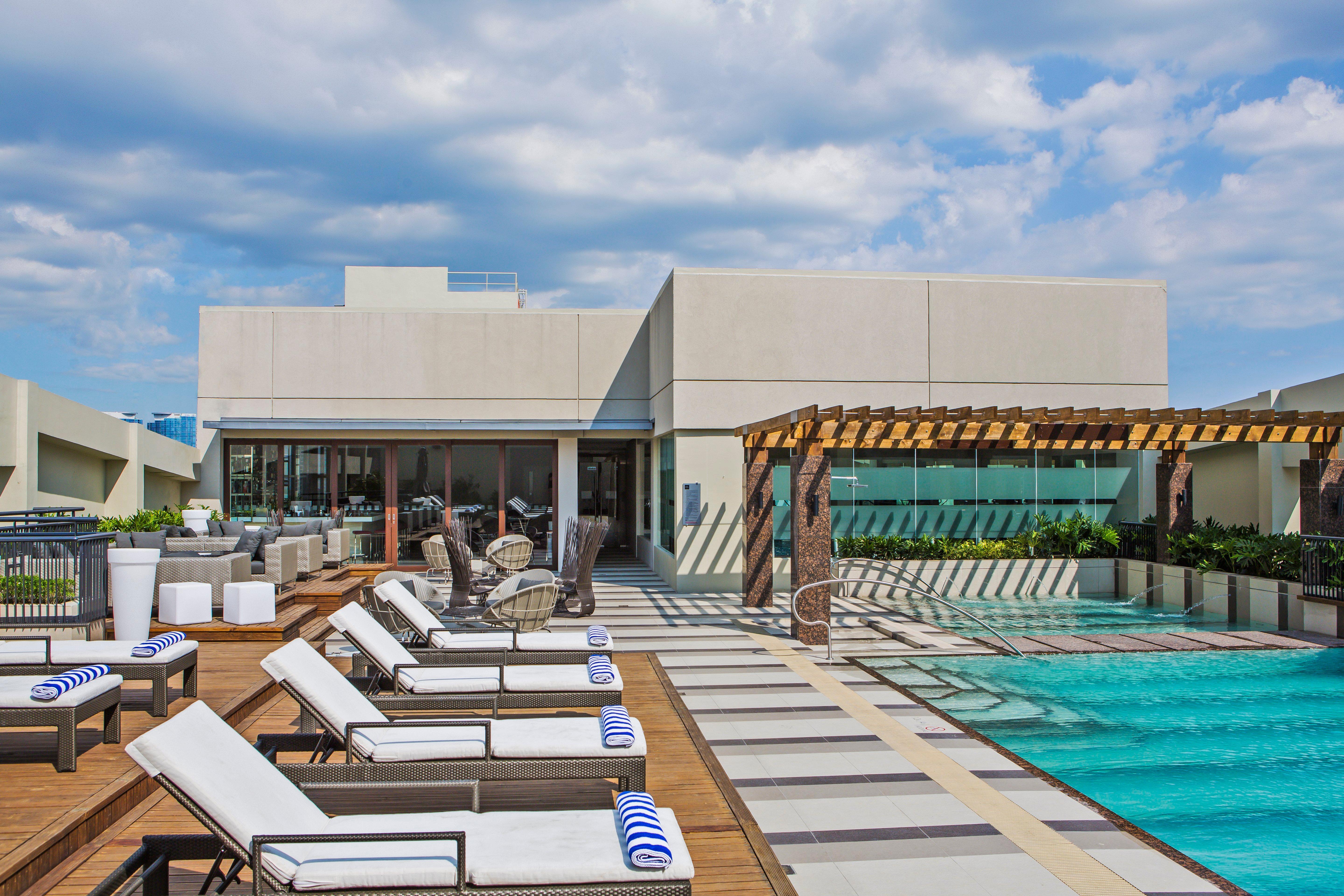 Holiday Inn & Suites Makati By Ihg Makati City Buitenkant foto Rooftop pool at the hotel