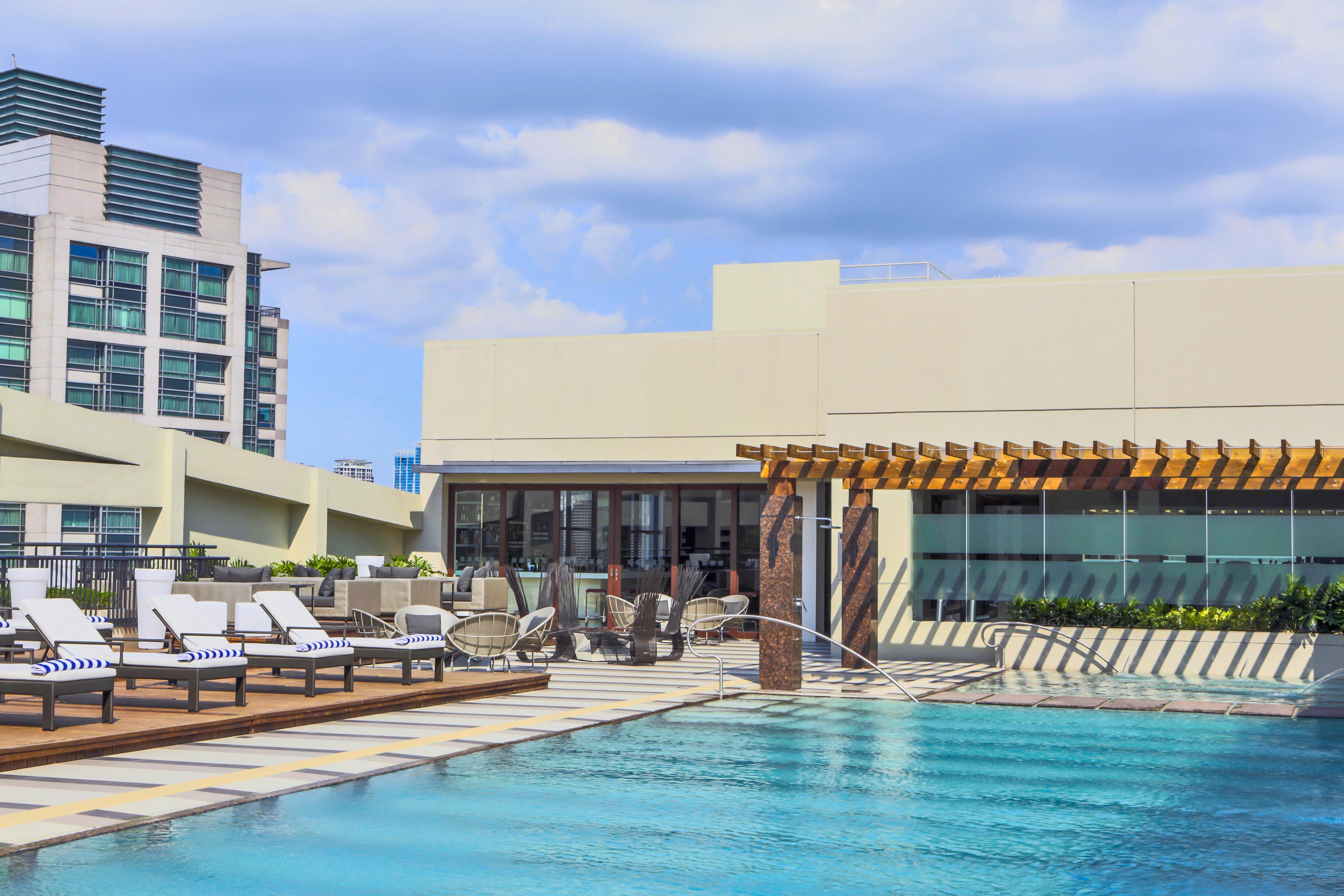 Holiday Inn & Suites Makati By Ihg Makati City Buitenkant foto Rooftop pool