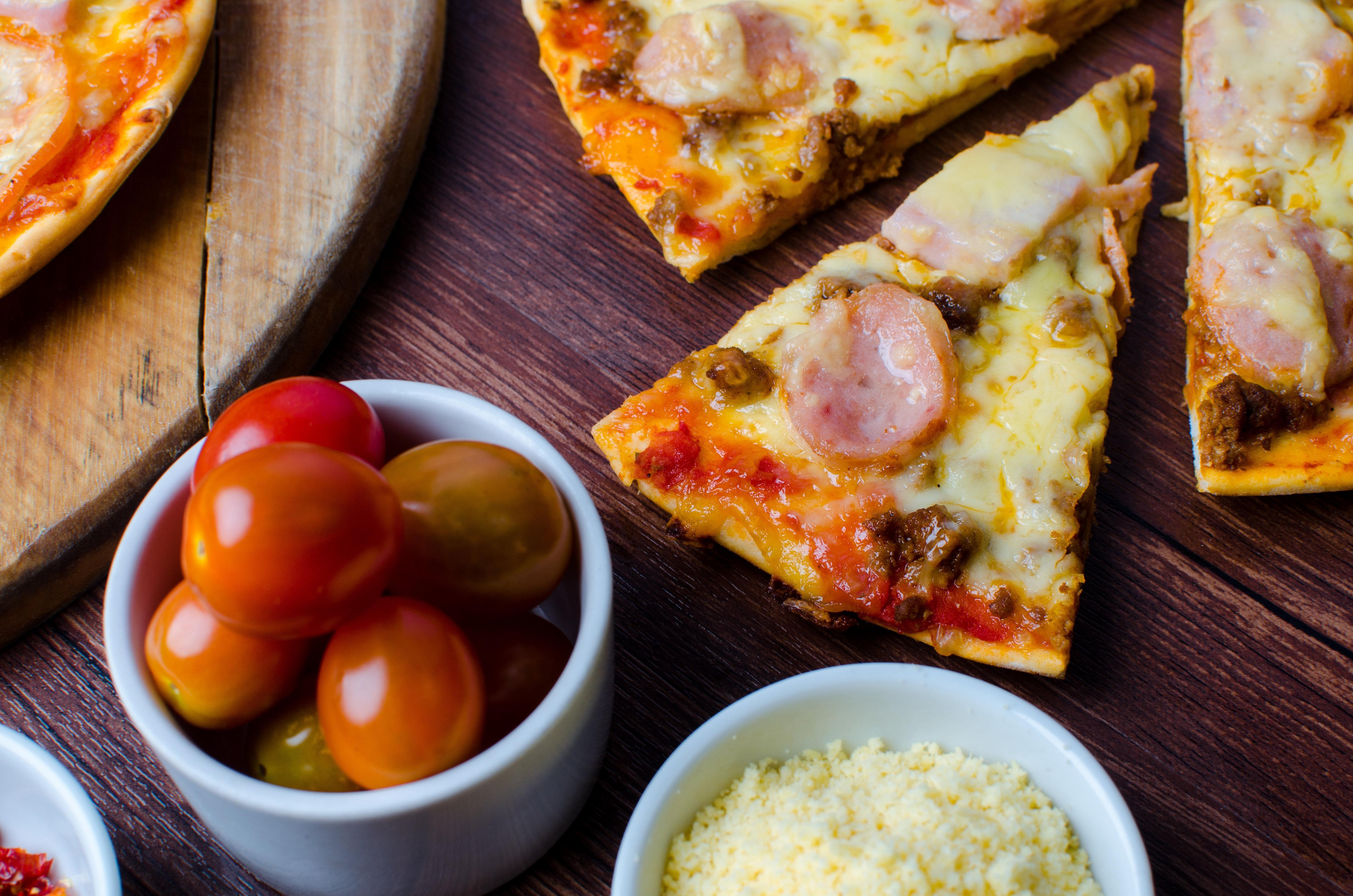 Holiday Inn & Suites Makati By Ihg Makati City Buitenkant foto A pizza with sausage and cheese