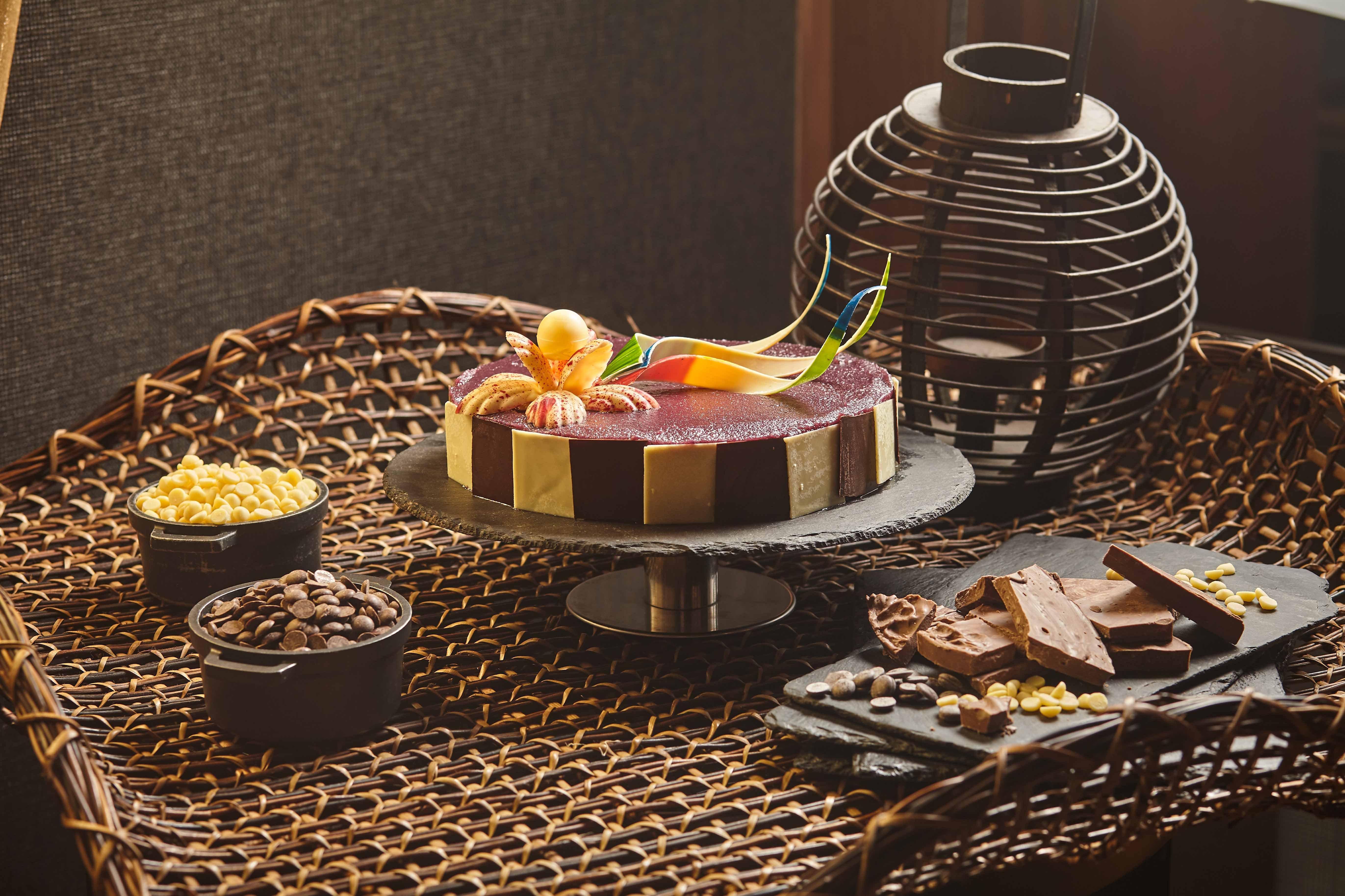 Holiday Inn & Suites Makati By Ihg Makati City Buitenkant foto A chocolate cake