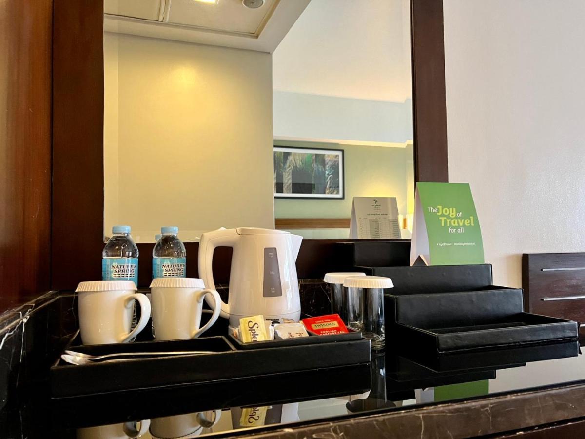Holiday Inn & Suites Makati By Ihg Makati City Buitenkant foto A hotel room's wet bar
