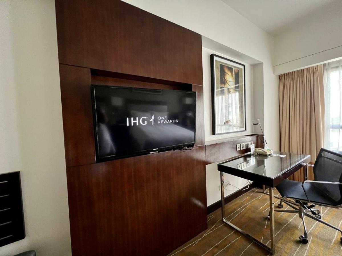 Holiday Inn & Suites Makati By Ihg Makati City Buitenkant foto