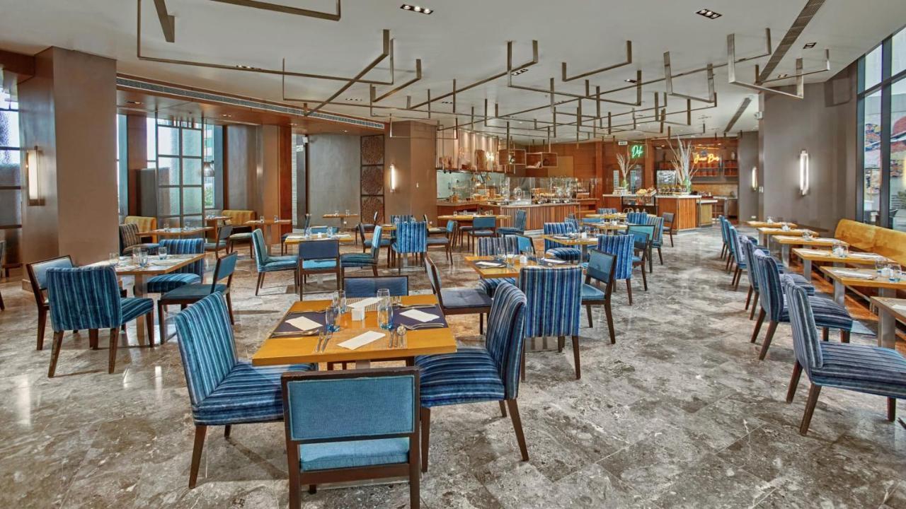 Holiday Inn & Suites Makati By Ihg Makati City Buitenkant foto The restaurant