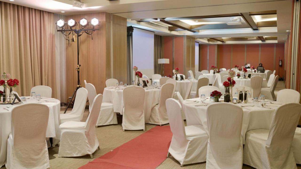 Holiday Inn & Suites Makati By Ihg Makati City Buitenkant foto A wedding reception