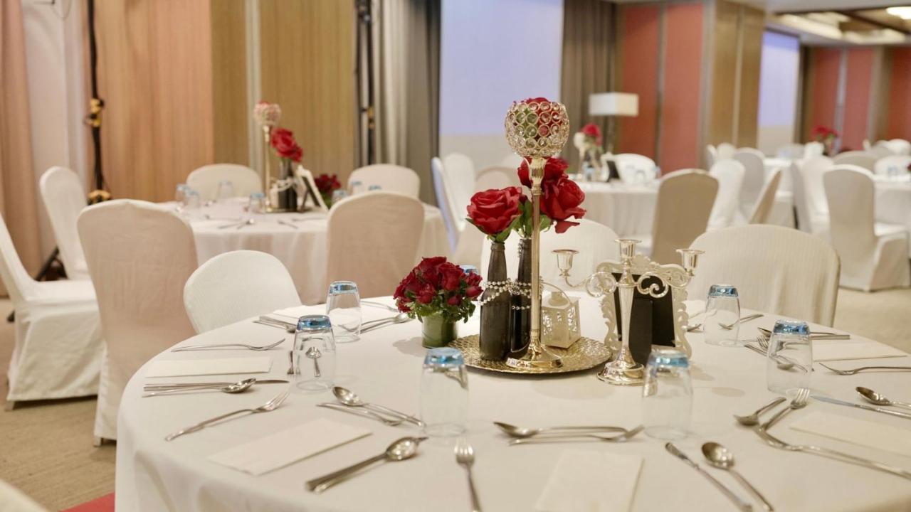 Holiday Inn & Suites Makati By Ihg Makati City Buitenkant foto A table set for a formal dinner