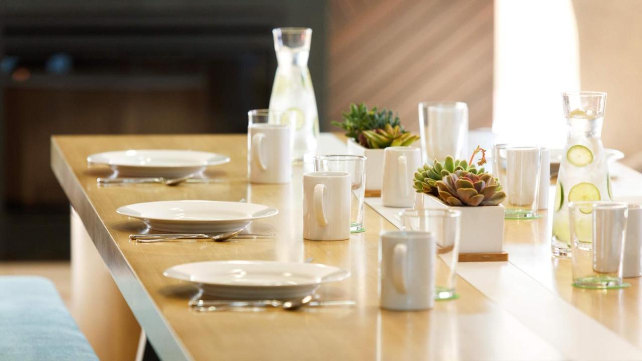 Holiday Inn & Suites Makati By Ihg Makati City Buitenkant foto Tableware