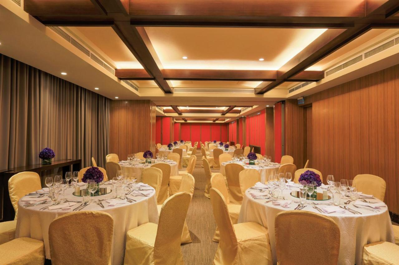 Holiday Inn & Suites Makati By Ihg Makati City Buitenkant foto The ballroom