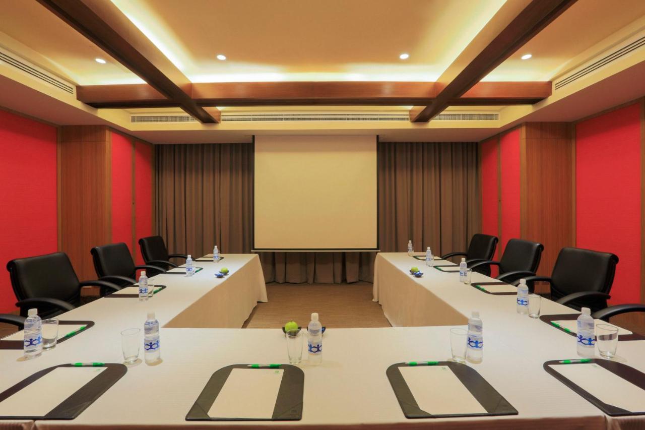 Holiday Inn & Suites Makati By Ihg Makati City Buitenkant foto Meeting room