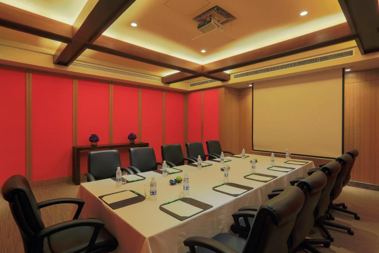 Holiday Inn & Suites Makati By Ihg Makati City Buitenkant foto Meeting room at the Taj Bengal