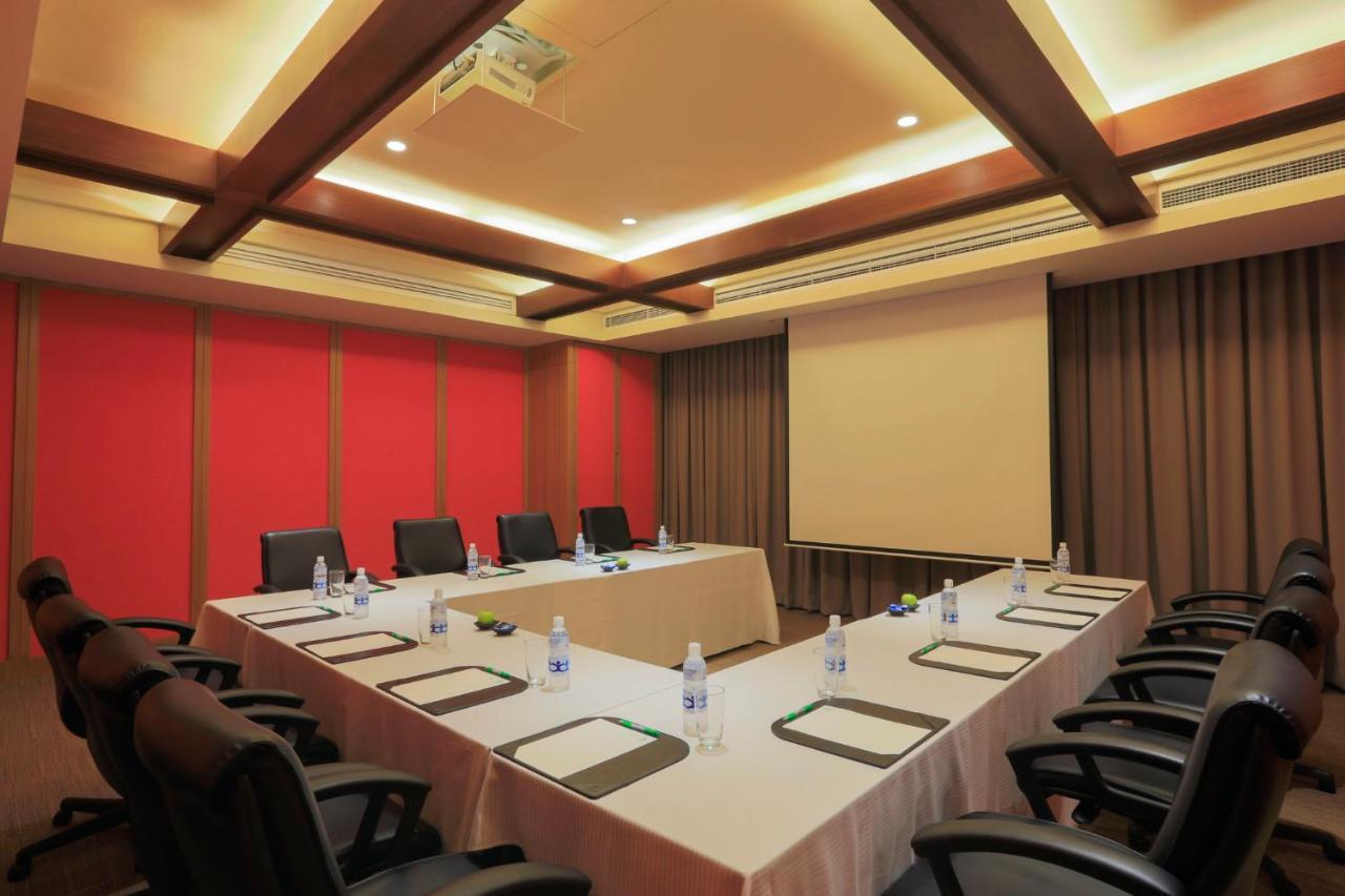 Holiday Inn & Suites Makati By Ihg Makati City Buitenkant foto Meeting room at the hotel