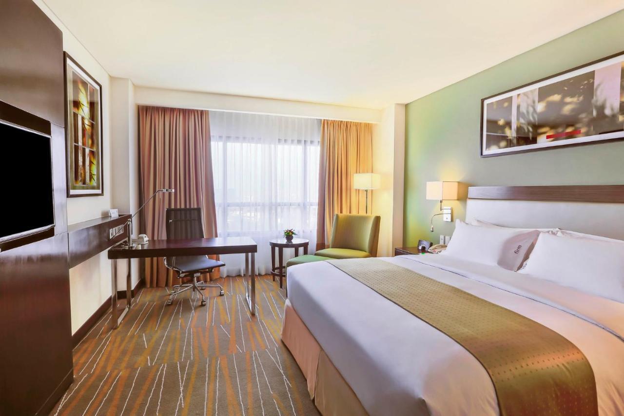 Holiday Inn & Suites Makati By Ihg Makati City Buitenkant foto A typical room at the hotel