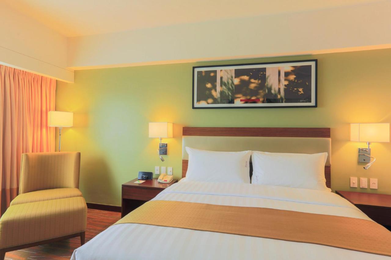 Holiday Inn & Suites Makati By Ihg Makati City Buitenkant foto A room at the hotel