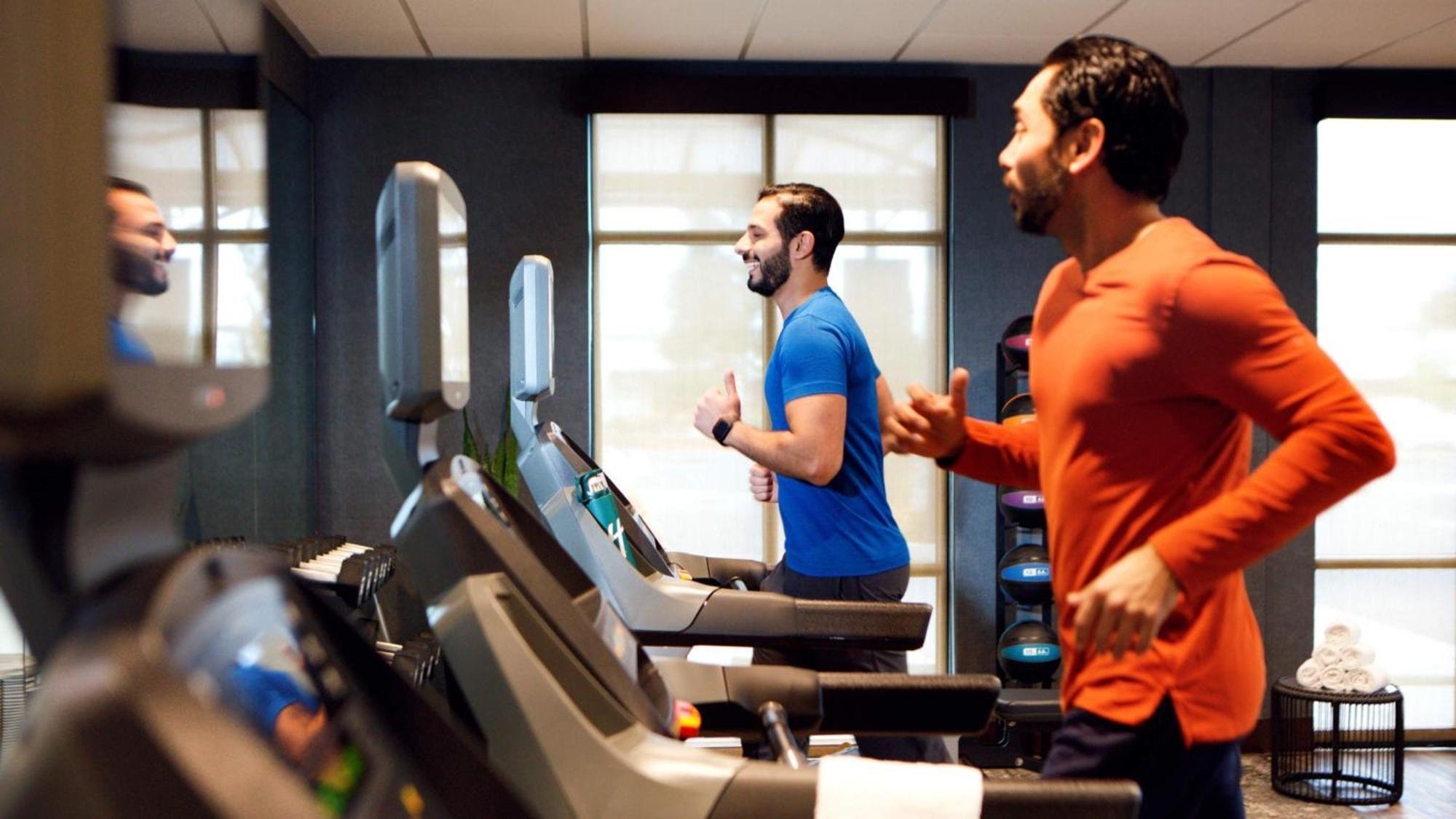 Holiday Inn & Suites Makati By Ihg Makati City Buitenkant foto Two men running on treadmills