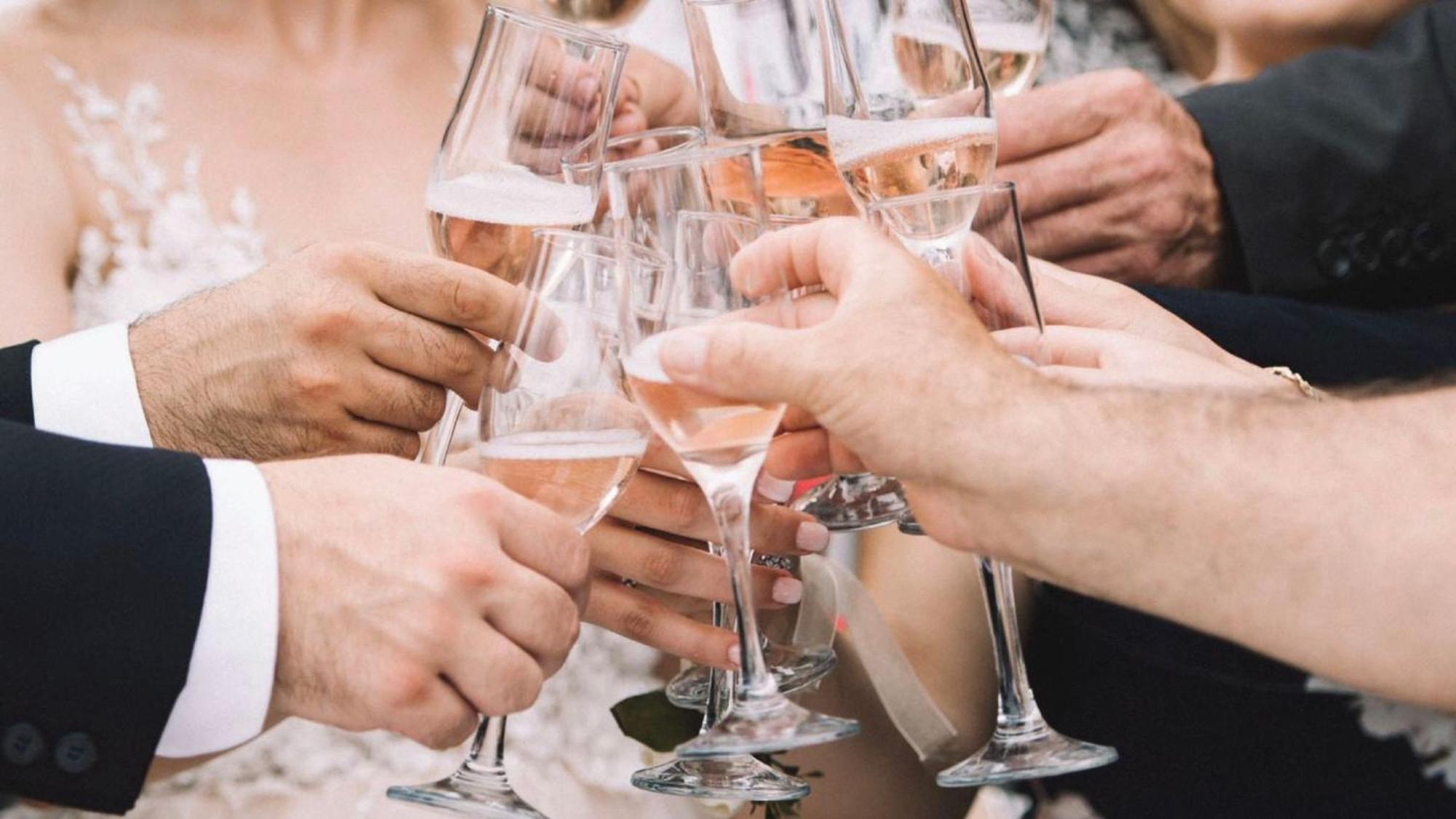 Holiday Inn & Suites Makati By Ihg Makati City Buitenkant foto Champagne toast