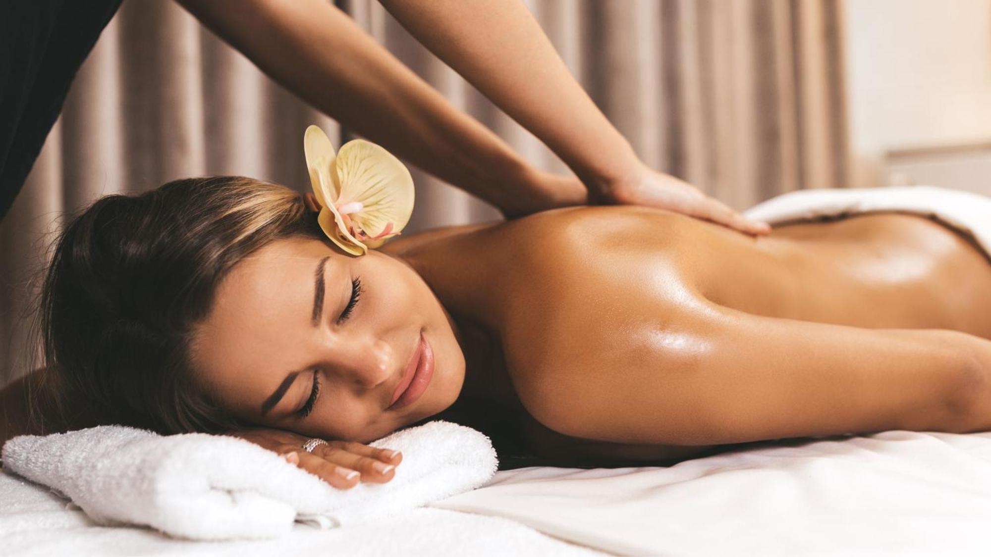 Holiday Inn & Suites Makati By Ihg Makati City Buitenkant foto A woman receiving a massage