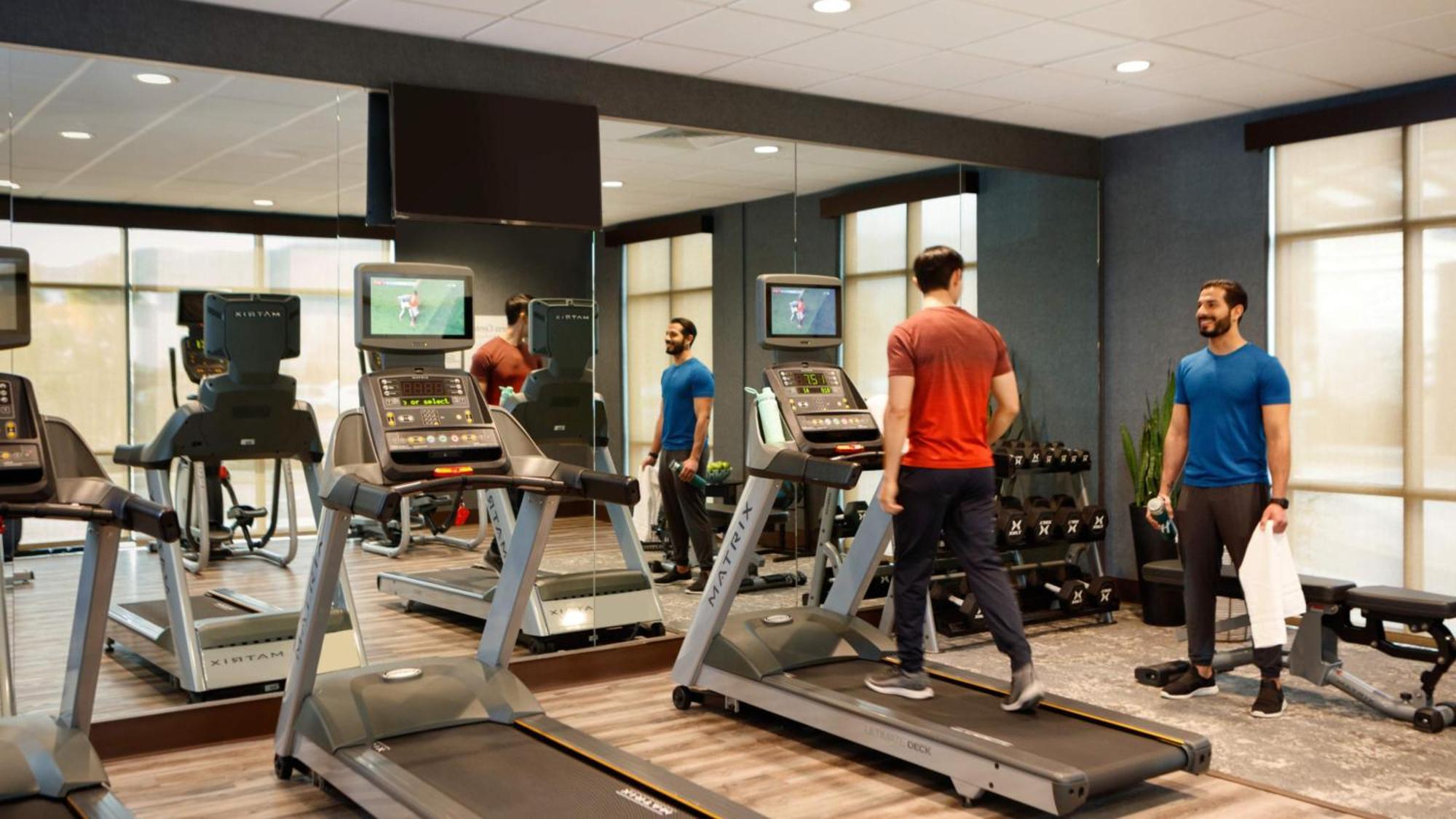 Holiday Inn & Suites Makati By Ihg Makati City Buitenkant foto The gym at the hotel