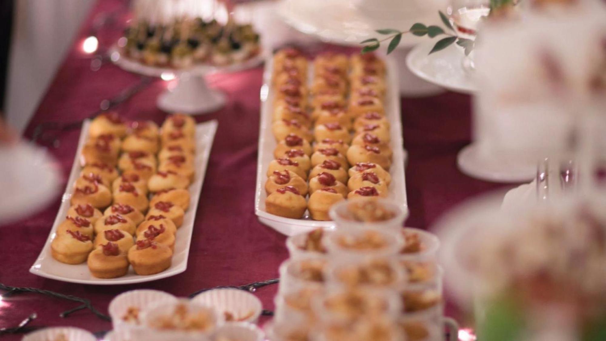 Holiday Inn & Suites Makati By Ihg Makati City Buitenkant foto A selection of petits fours