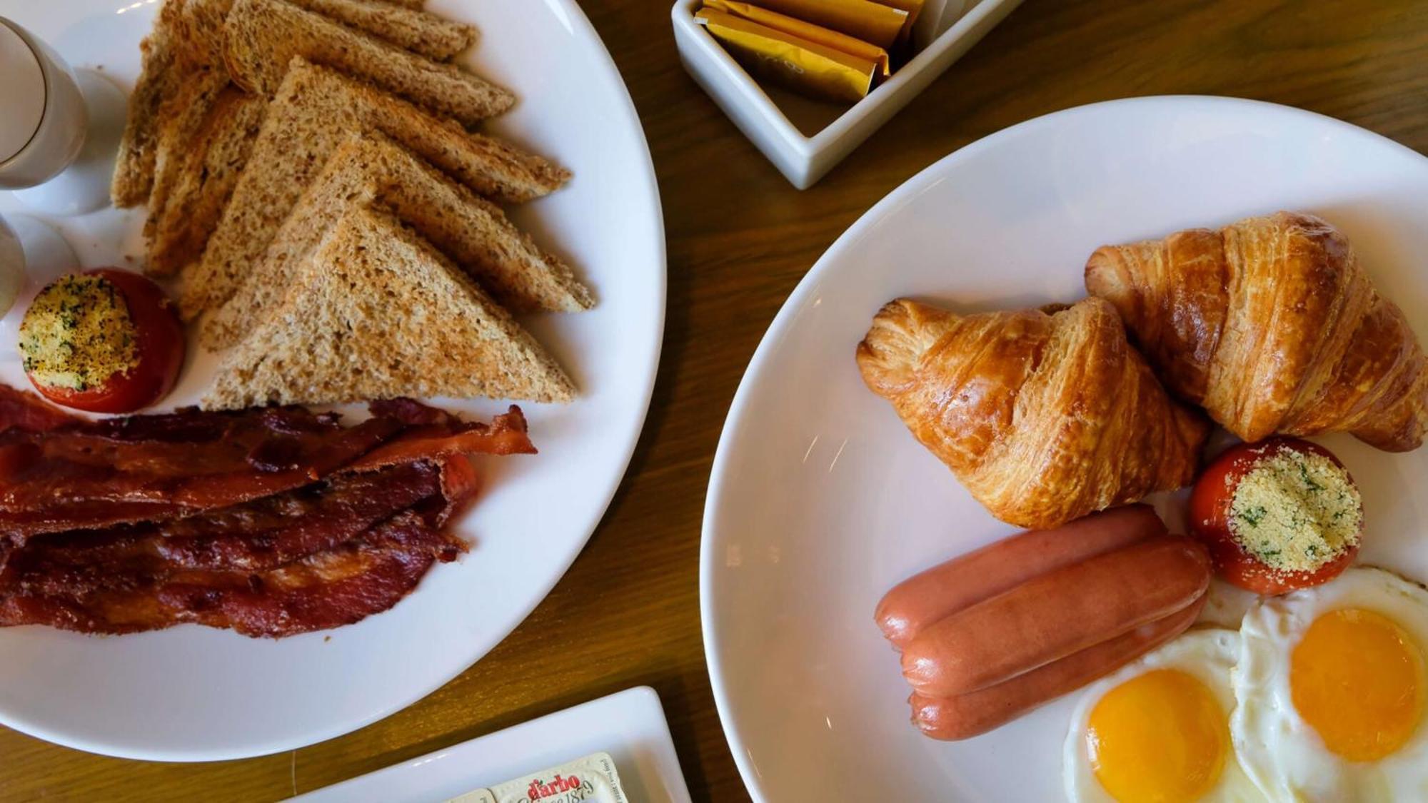 Holiday Inn & Suites Makati By Ihg Makati City Buitenkant foto Croissants and sausages
