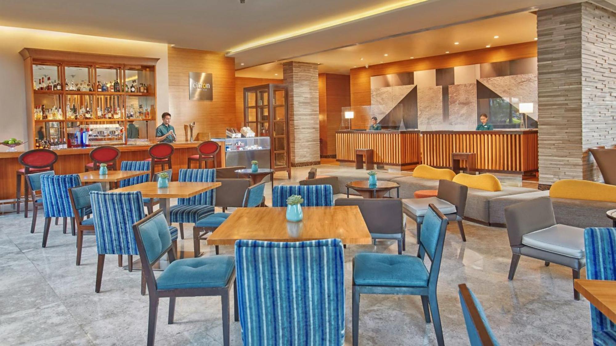 Holiday Inn & Suites Makati By Ihg Makati City Buitenkant foto The Lounge at the airport