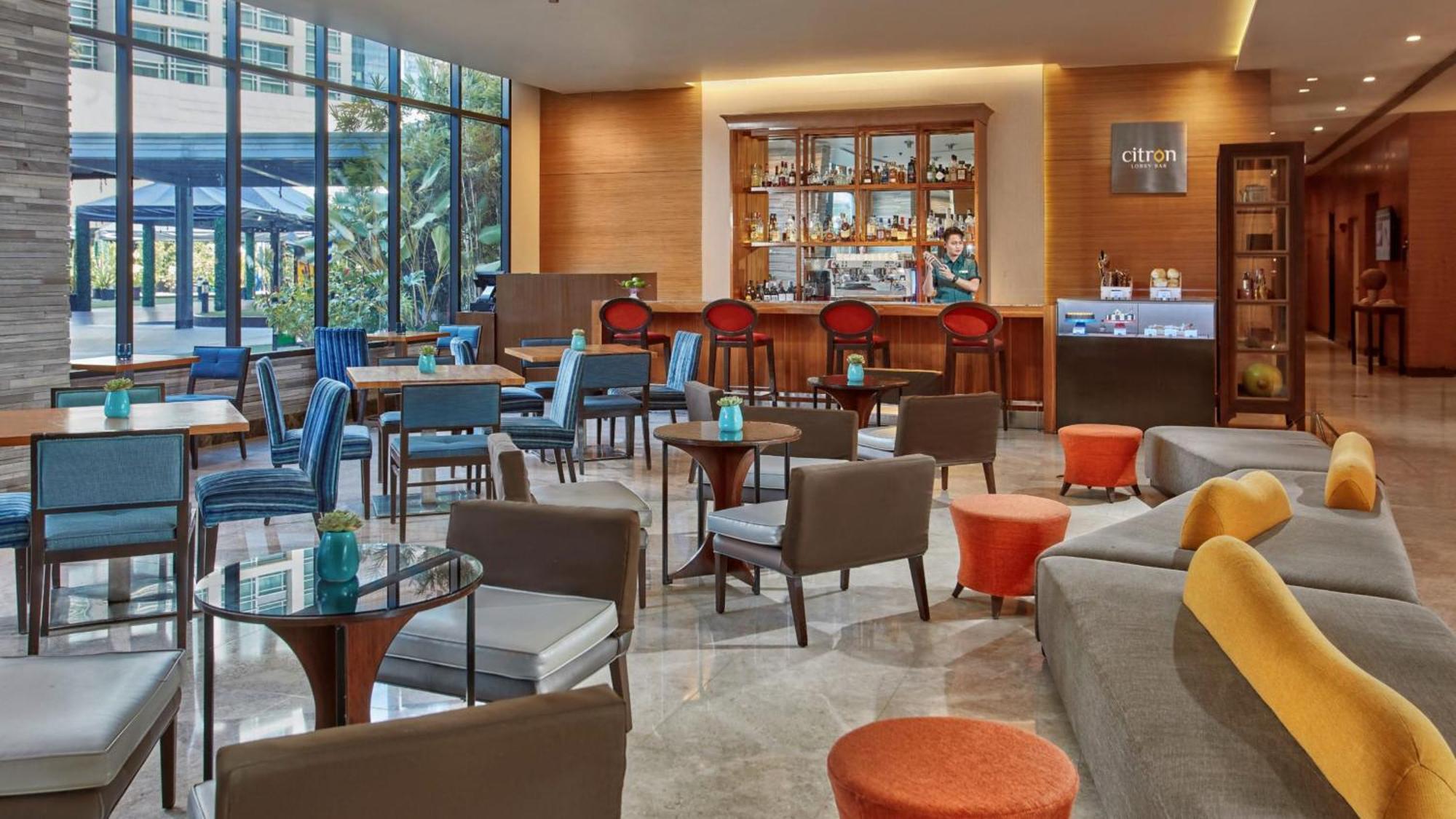 Holiday Inn & Suites Makati By Ihg Makati City Buitenkant foto The lounge at the hotel