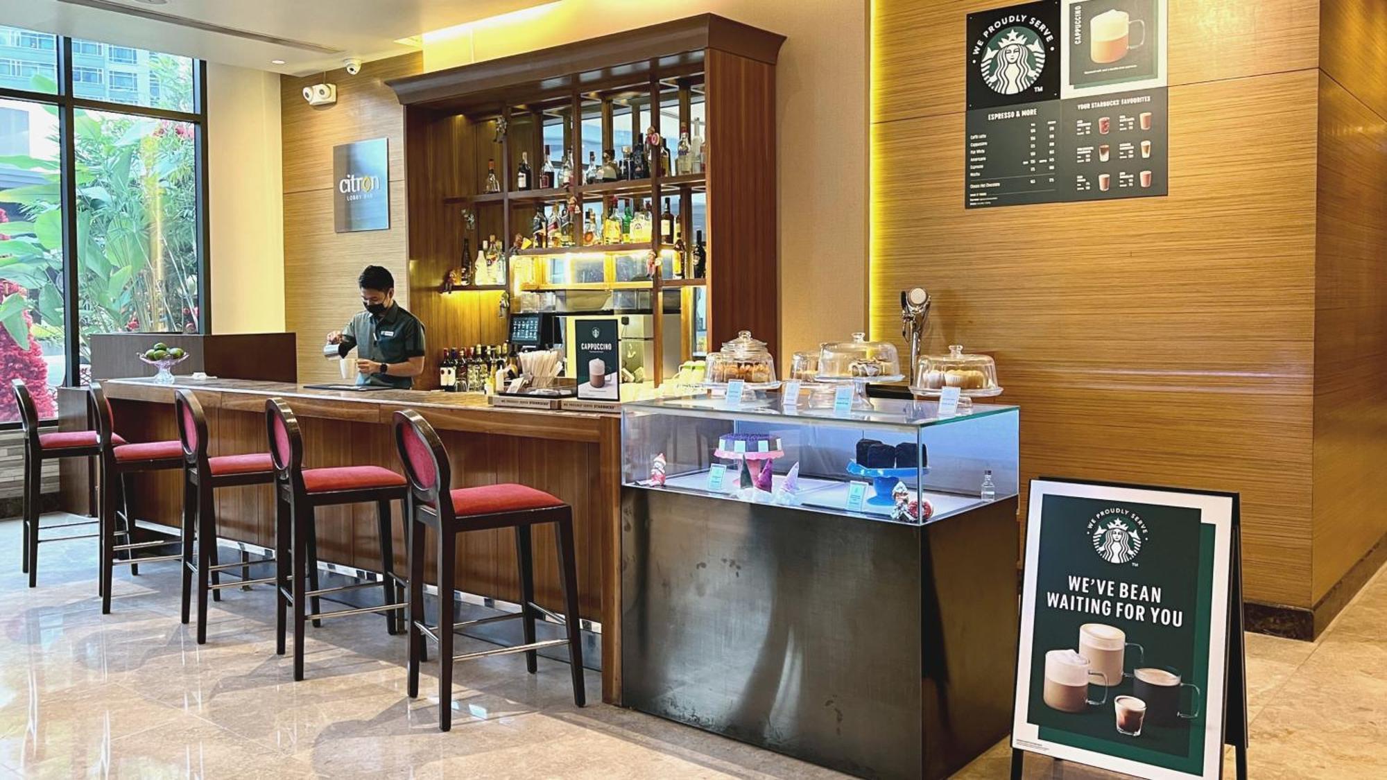 Holiday Inn & Suites Makati By Ihg Makati City Buitenkant foto Starbucks in Hong Kong