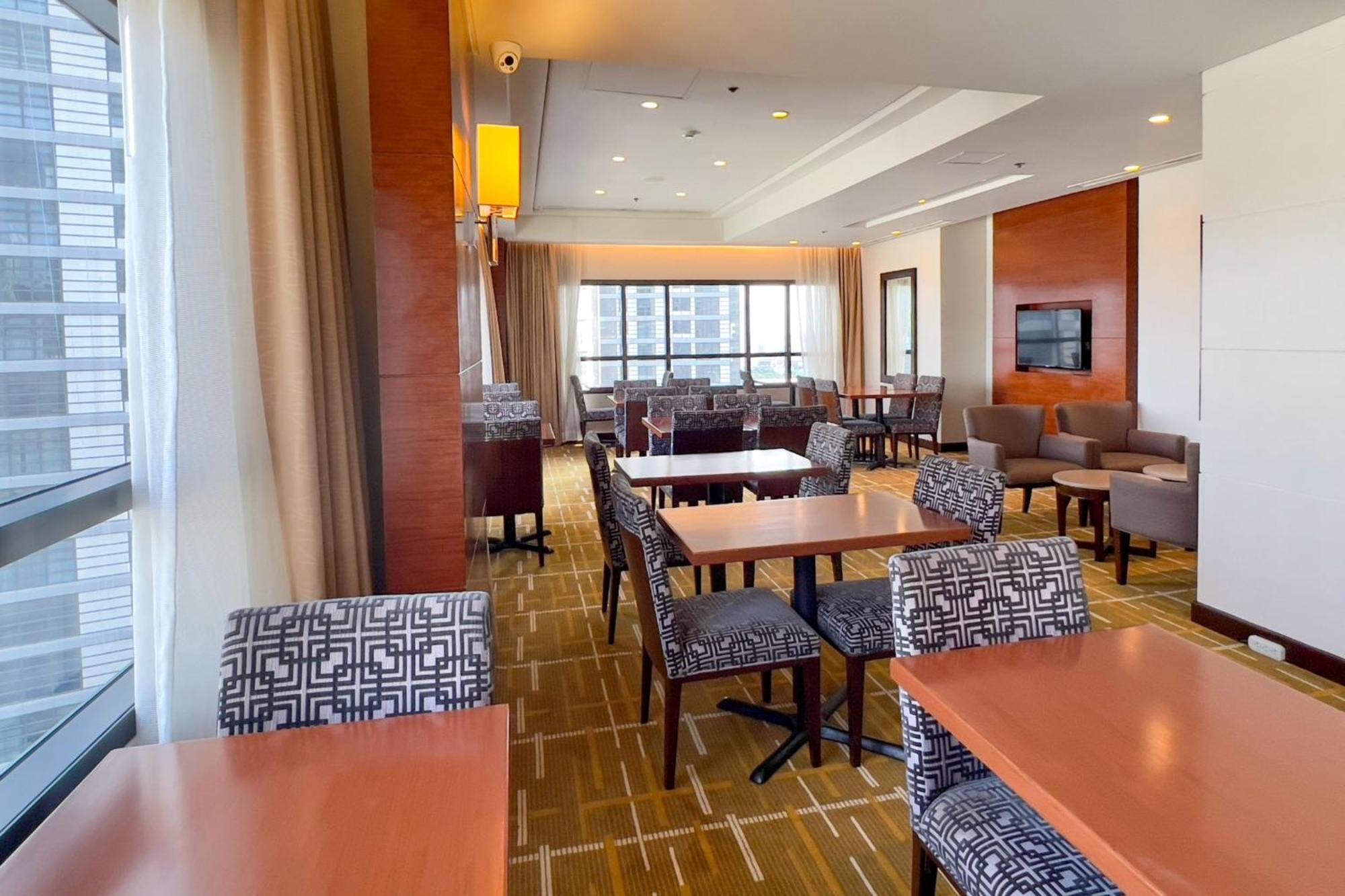 Holiday Inn & Suites Makati By Ihg Makati City Buitenkant foto Clubroom at the 100 North Main