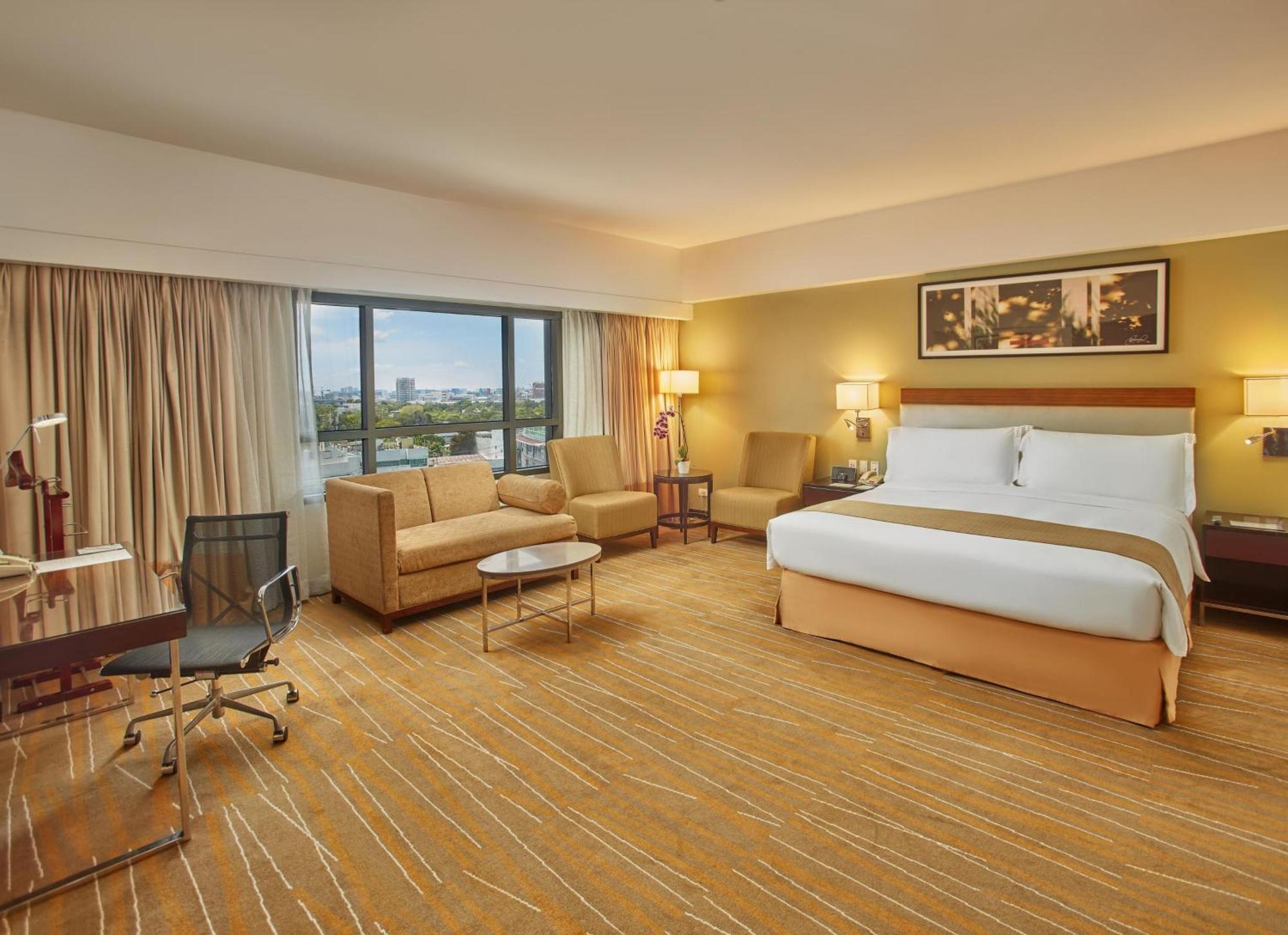 Holiday Inn & Suites Makati By Ihg Makati City Buitenkant foto Deluxe Room