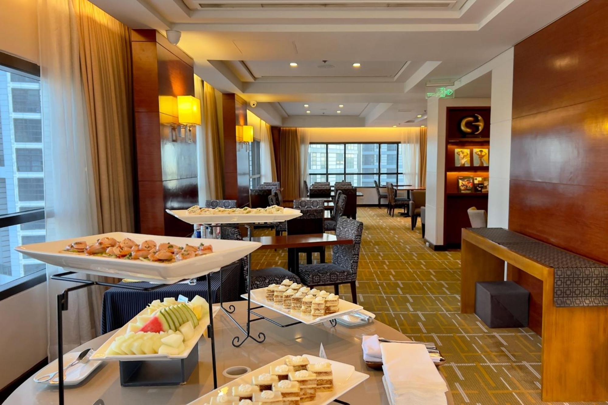 Holiday Inn & Suites Makati By Ihg Makati City Buitenkant foto The lounge at the airport
