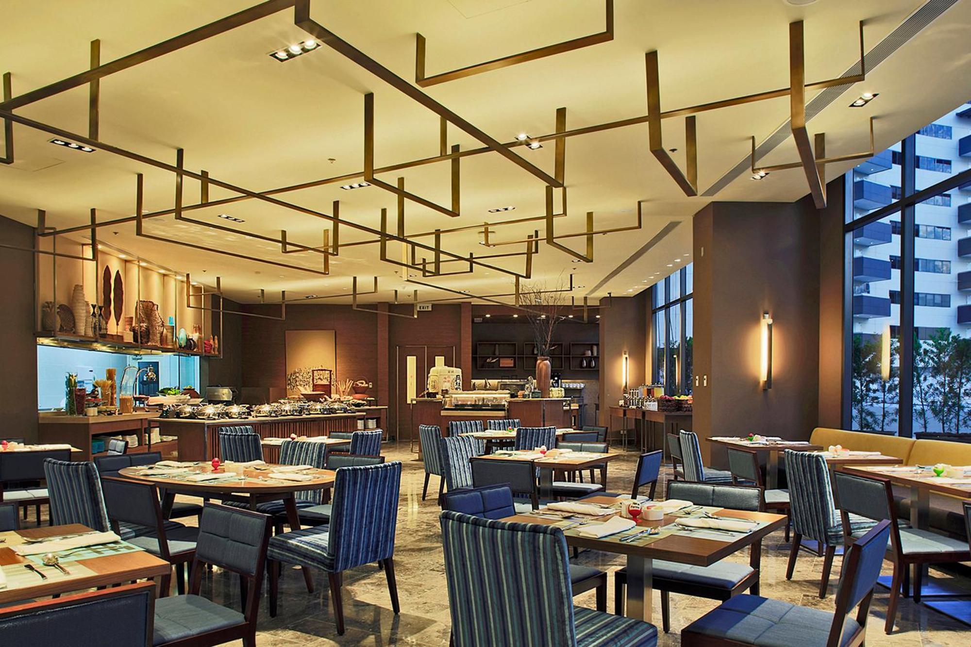 Holiday Inn & Suites Makati By Ihg Makati City Buitenkant foto The restaurant